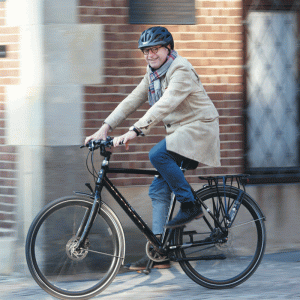 Stadt Münster - OB Markus Lewe fährt Fahrrad mit Helm