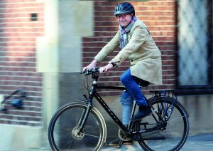 Stadt Münster - OB Markus Lewe fährt Fahrrad mit Helm
