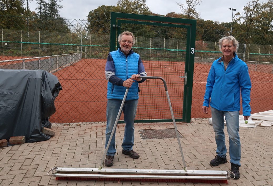 Tennisabteilung des SC Westfalia Kinderhaus machen Plätze winterfest