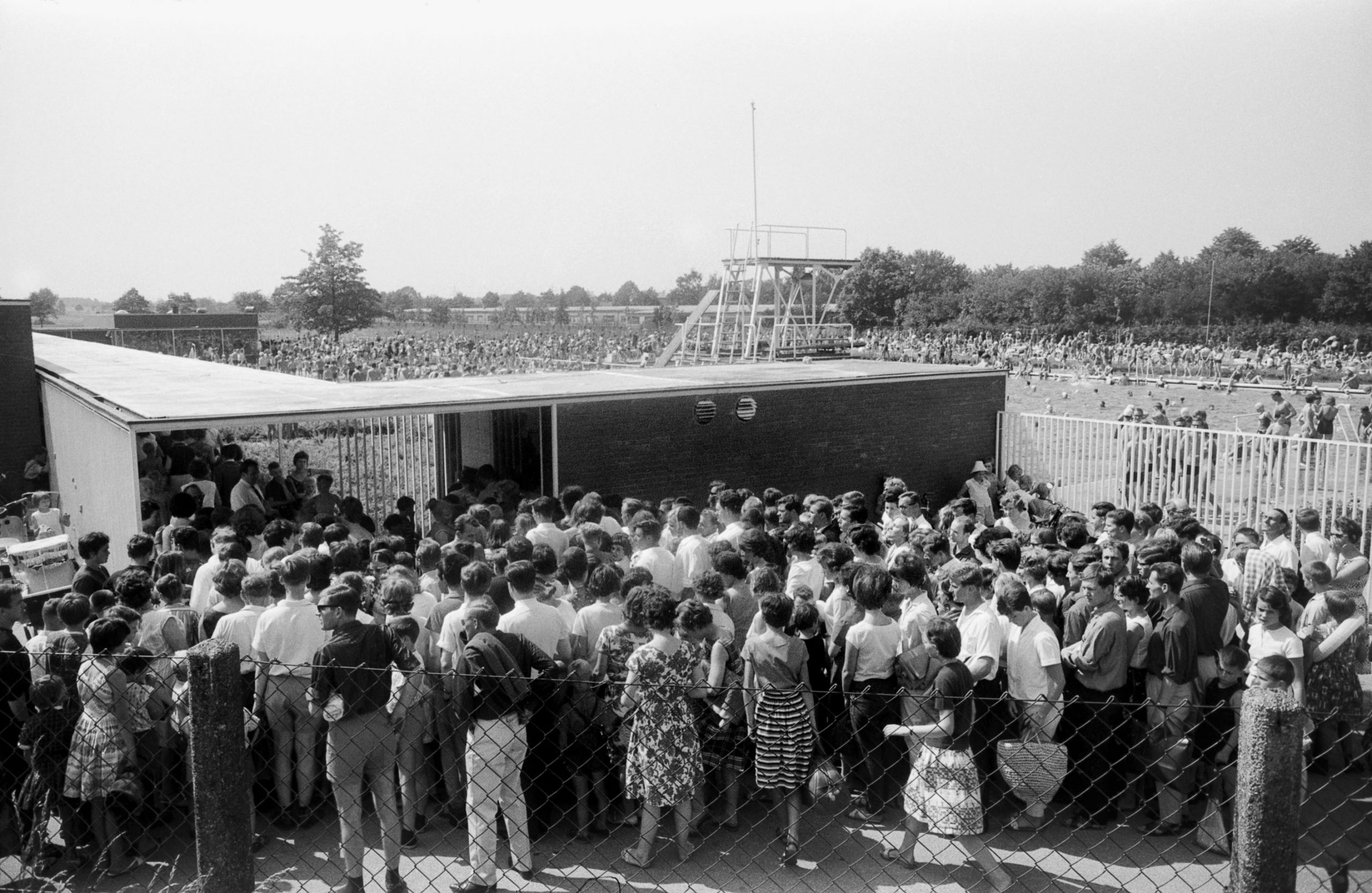 1964: Andrang vor dem einzigen Freibad der Stadt