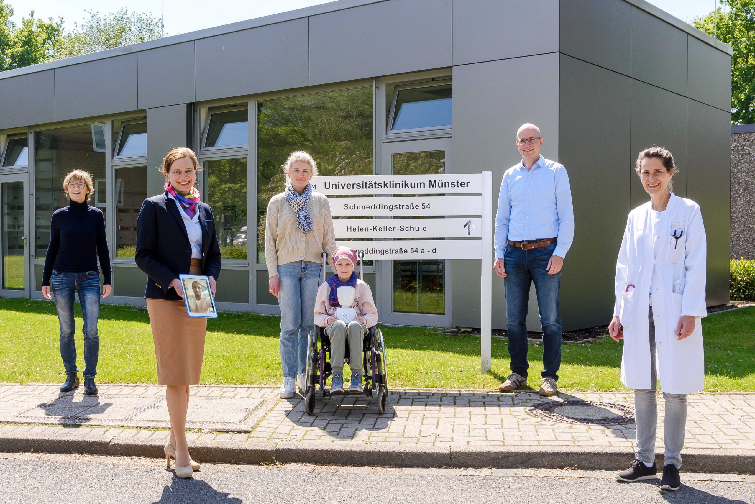 Fußballnationalspieler Emre Can übergibt ersten Avatar der Bristol Myers Squibb-Stiftung Immunonkologie in Münster