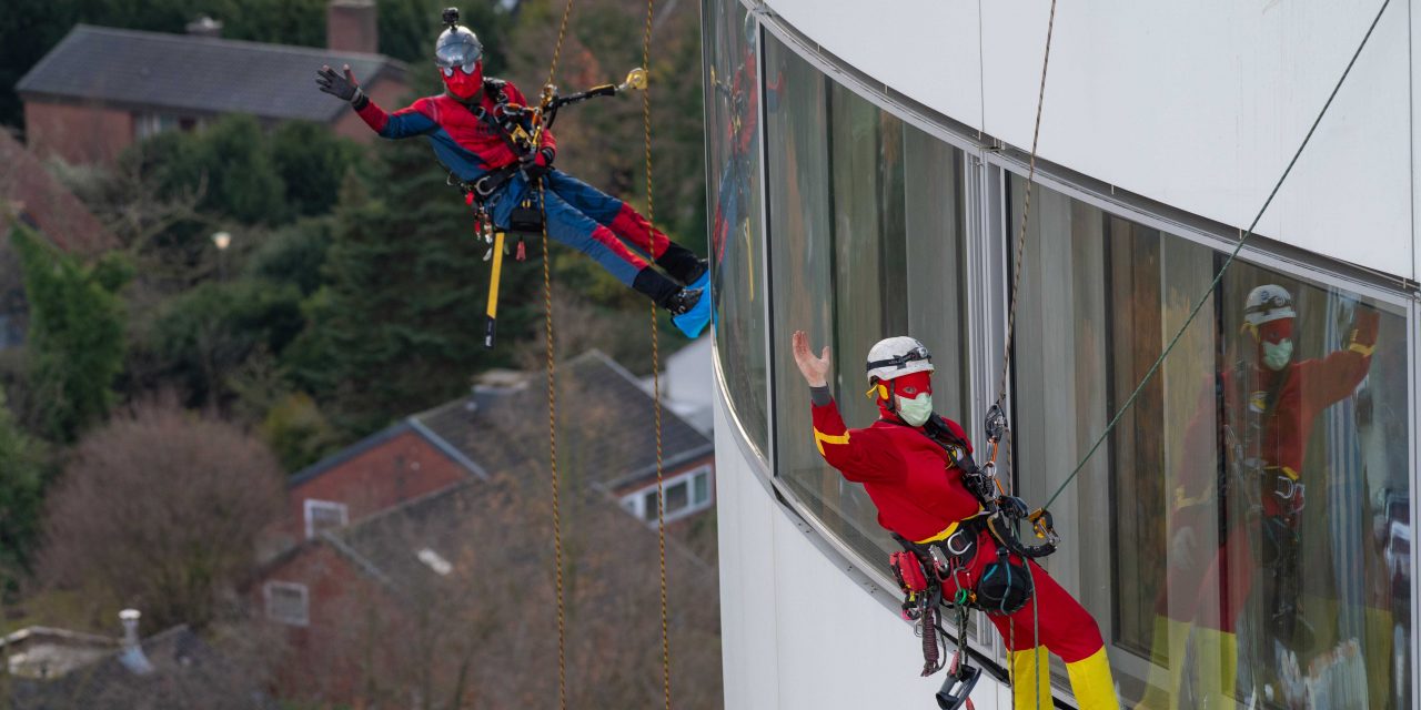 Helden-Mission in 63 Meter Höhe: Spiderman & Co nehmen Turm der Uniklinik Münster in Beschlag