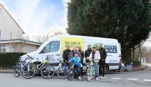 Fahrradspende: Kinder mit neuen Rädern vor Transporter von Lucky Bike