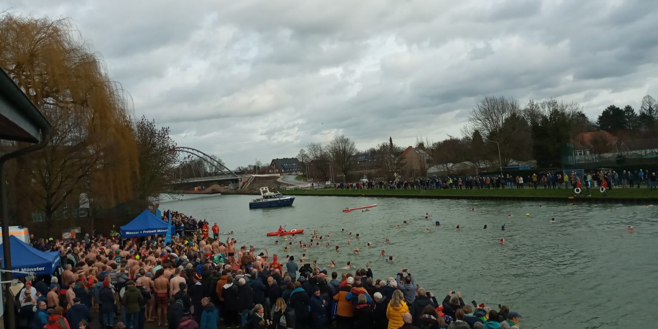 Beherzter Sprung ins neue Jahr: Neujahrsschwimmen des W+F Münster bricht Besucherrekord
