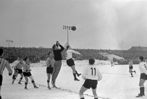 Schaufenster Stadtgeschichte: Fußball im Schnee, 1963 Stadtmuseum Münster, Sammlung Hänscheid