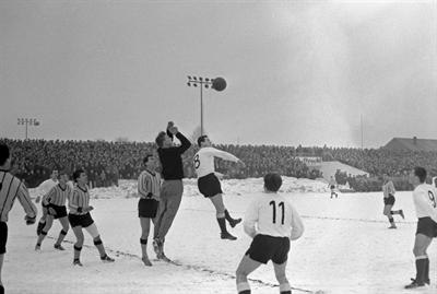 Schaufenster Stadtgeschichte: Fußball mit kurzen Hosen im Schnee 