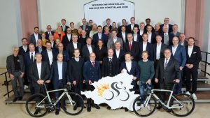 Sparkassen Münsterland Giro: Gruppenbild mit allen Beteiligten in der Dominikanerkirche in Münster