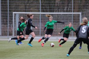 Beim Spiel auf dem Platz: Die Mannschaft der U17 Damen, SC Westfalia Kinderhaus