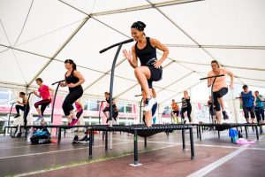 Jumping Fitness: Teilnehmerinnen auf Trampolinen