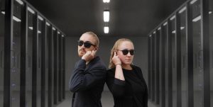 DJK Ferienfreizeit: zwei Personen im schwarzen Anzug mit Sonnebrillen
