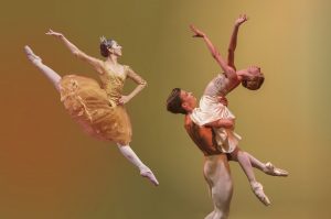 Ballettgala: Tänzerinnen und Tänzer auf der Bühne