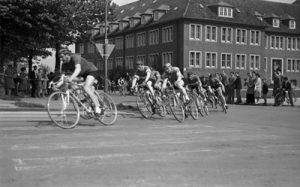historische Fotografie im Schaufenster des Stadtmuseums: Radsportler in der Gruppe, schwarz-weiß