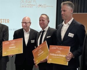Münster hat beim ADFC-Ranking wieder die Nase vorn: Oberbürgermeister Markus Lewe (l.) nahm am Montag in Berlin die Auszeichnung zur Fahrradhauptstadt 2023 in der Kategorie der Städte mit über 200.000 Einwohnenden entgegen. Karlsruhe und Freiburg belegten die Plätze zwei und drei.