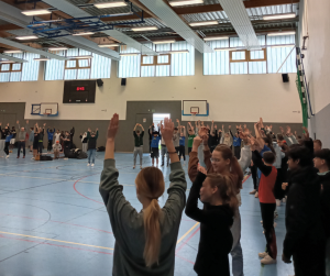 Sporthelferforum: Schülerinnen und Schüler bewegen sich in einer Sporthalle