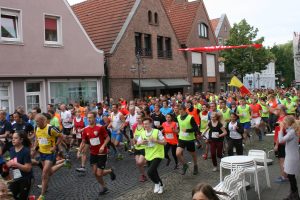 Altstadtabendlauf: Gruppe von Läufern in der Altstadt von Steinfurt