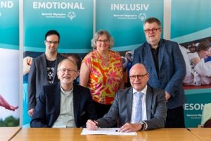 Special Olympics 2024 in Münster: Gruppenbild mit OB Lewe bei der Unterzeichnung der Rahmenvereinbarung