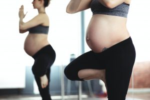 Schwangere Frau in Yoga-Pose