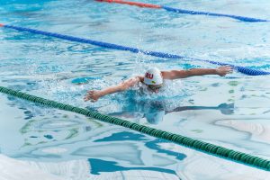 Symbolbild Schwimmen: Sportler im Wasser