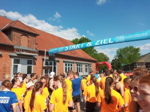 Leonardo-Campus-Run: Läuferinnen und Läufer warten an der Startlinie