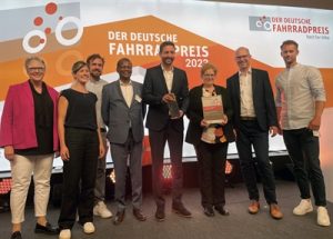 Gruppenbild: Stadtbaurat Robin Denstorff nimmt Fahrradpreis für den ersten Platz in Frankfurt am Main entgegen