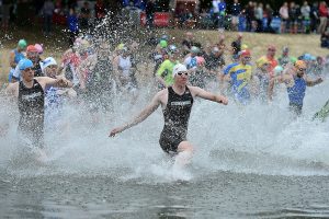 Triathlon in Saerbeck: Die Teilnehmenden rennen ins Wasser