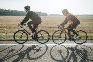 Symbolbild Fahrradfahren: Zwei Menschen auf Rädern