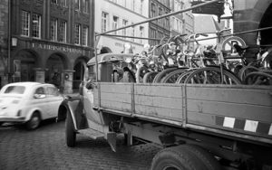 Schaufenster Stadtgeschichte: herrenlose Räder auf LKW