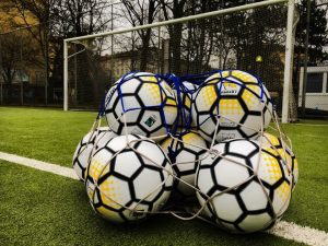 Nachhaltigkeit im Sport: Netz mit Faitrade-Bällen