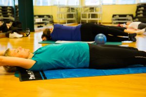 Kurs Rückenfit: zwei Frauen zeigen Übungen