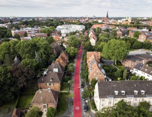 Radverkehrsbericht: rote Fahrradstraße im Stadtviertel aus der Vogelperspektive