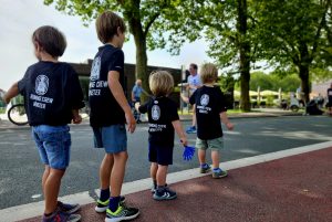 Running Crew Kids: Kinder in Shirts der Running Crew