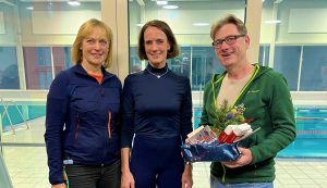 Siegfried Milden (rechts) und Monika Schürmann (links) verabschieden sich im Namen von W+F Münster bei der langjährigen Trainerin Petra Lehr (mitte).