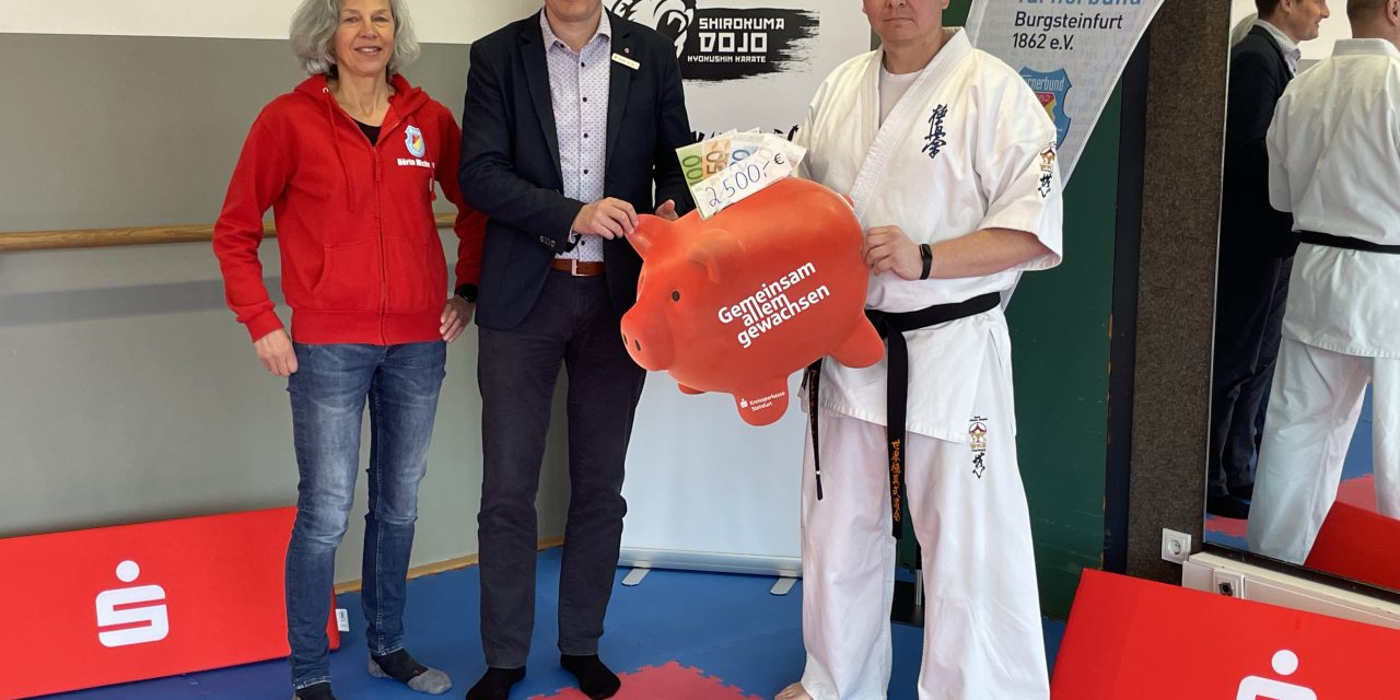 Spendenscheck Sportstiftung für neue Matten und Karate-Meisterschaft in Burgsteinfurt