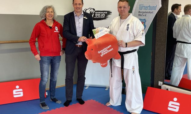 Spendenscheck Sportstiftung für neue Matten und Karate-Meisterschaft in Burgsteinfurt