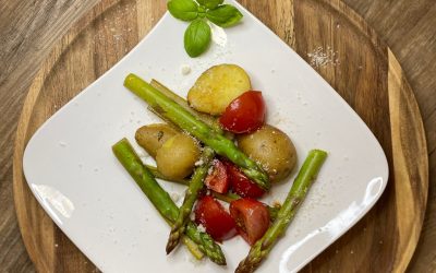 Grüner Spargel, Kartoffeln und Tomaten