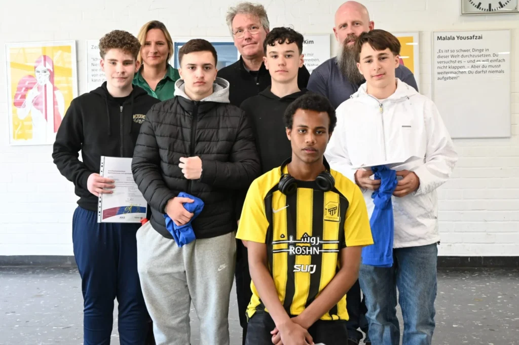 Gelungene Kooperation von Hauptschule, Teutonia Coerde und SSB Hauptschüler sind Sporthelfer und sozial Genial