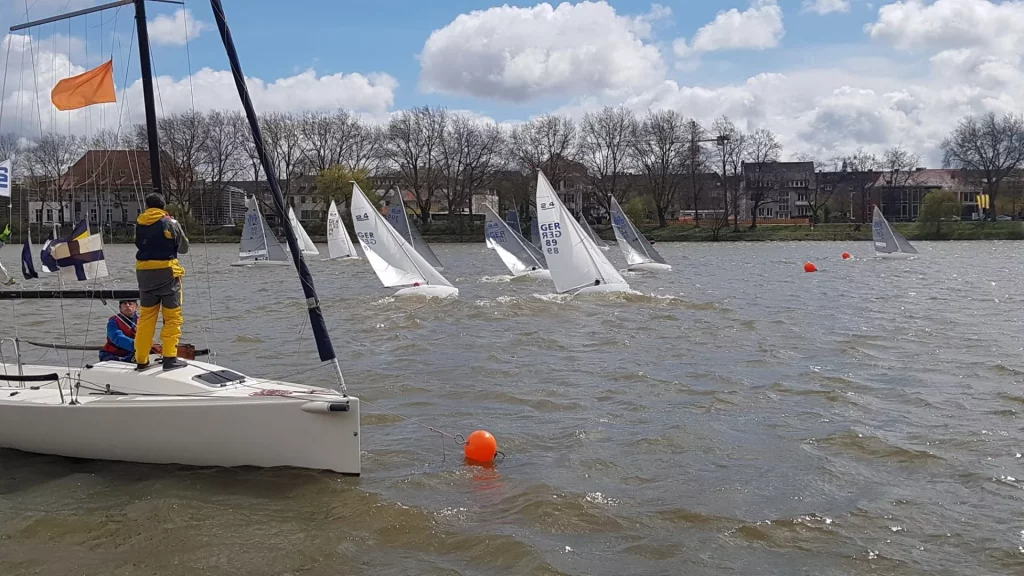 Starkwind, Kälte und ein überragender Sieger.