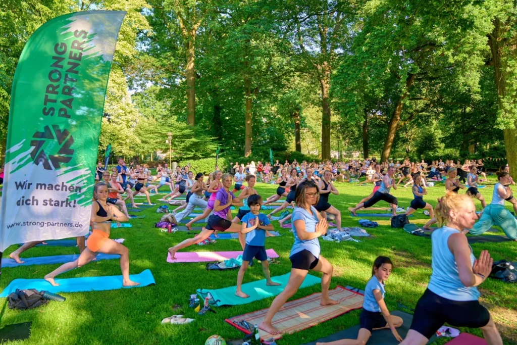 Sundowner-Yoga-Picknick im Schlossgarten: Yoga und Picknick