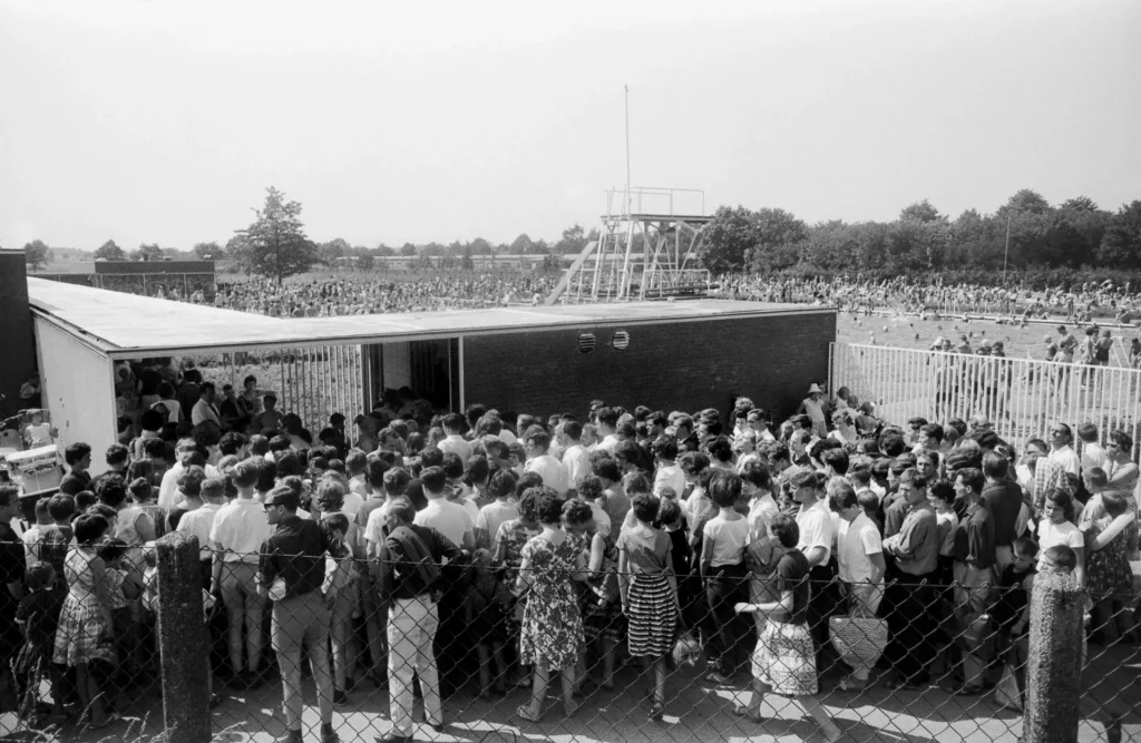 1964: Andrang vor dem einzigen Freibad der Stadt
