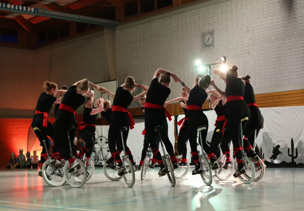 Einradgemeinschaft begeistert Zuschauer mit selbstgeschriebenen Musical