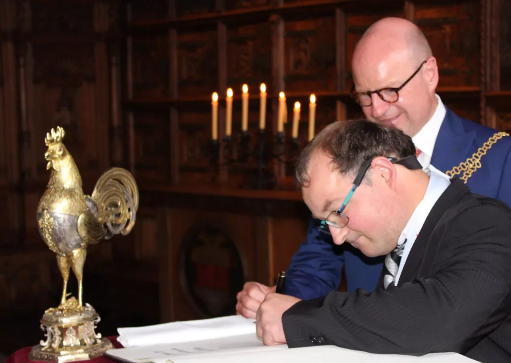 Michael Thißen trägt sich ins Goldene Buch ein