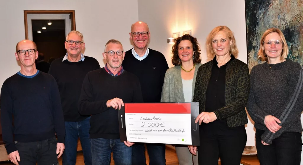 Weihnachtsüberraschung für das Hospiz Lebenshaus: Ökullus-Läufer spenden 2.000 Euro