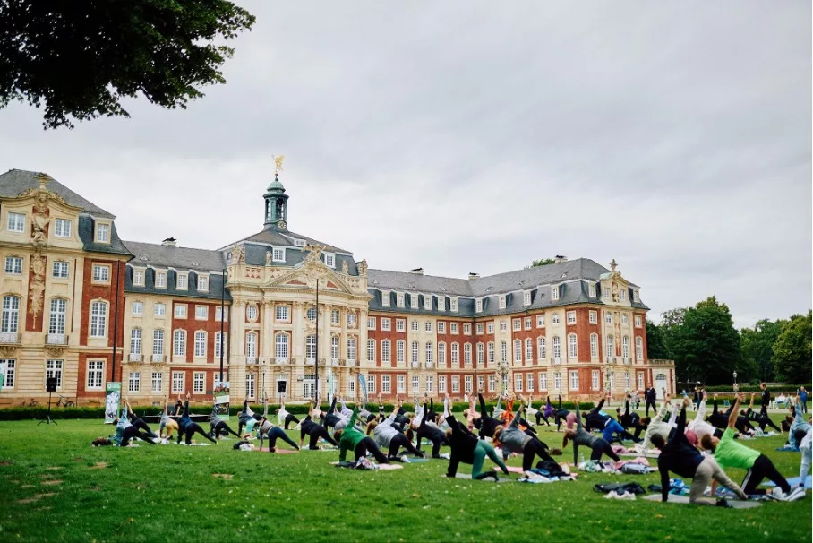 Die Universität Münster lädt zum Sundowner-Yoga-Picknick ein