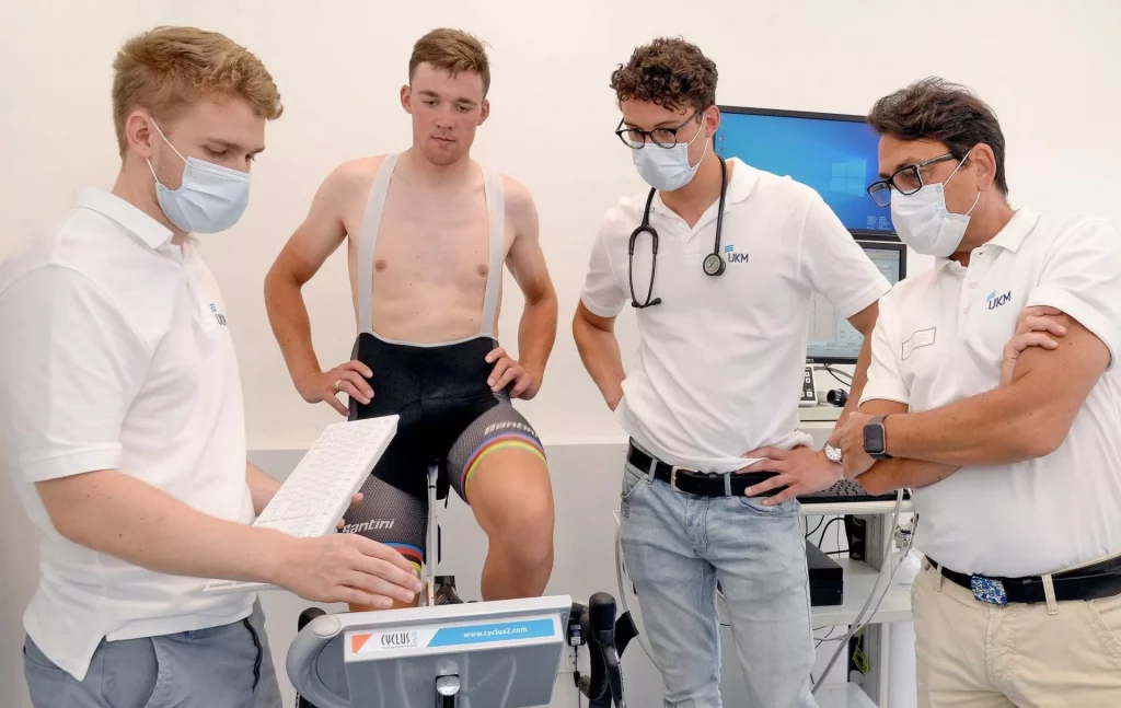 Radsport – Weltmeister Mads Pedersen in der Sportmedizin UKM