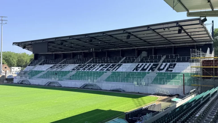 Die Osttribüne heißt jetzt die „Fiffi-Gerritzen-Kurve“